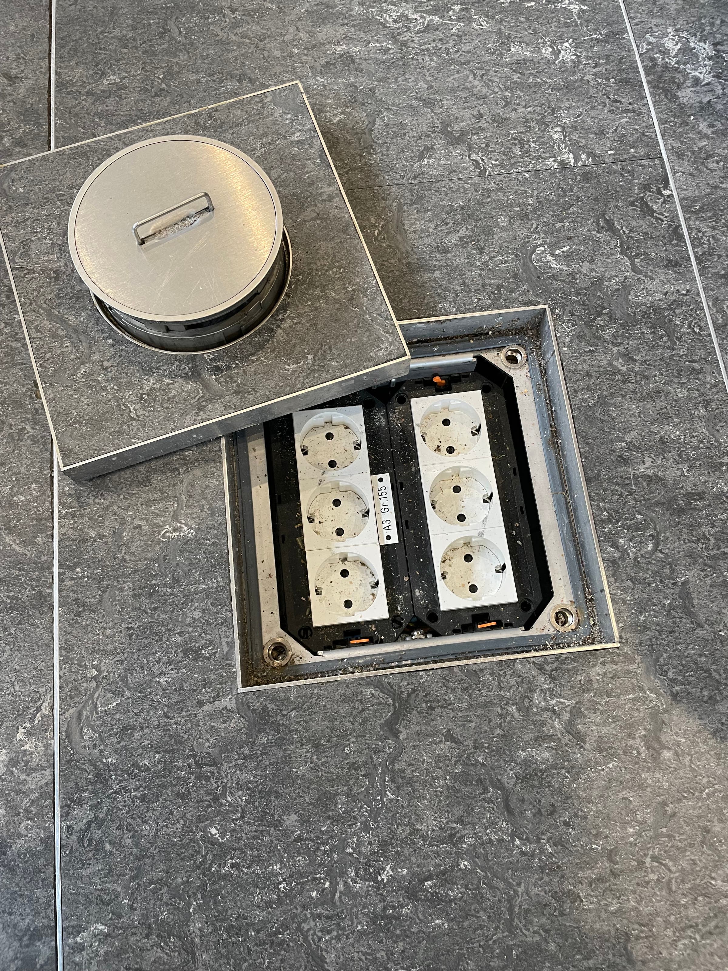 Ducting system, sockets