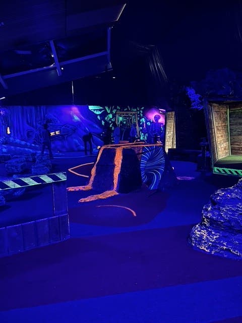 Azubifahrt_Schwarzlichtminigolf