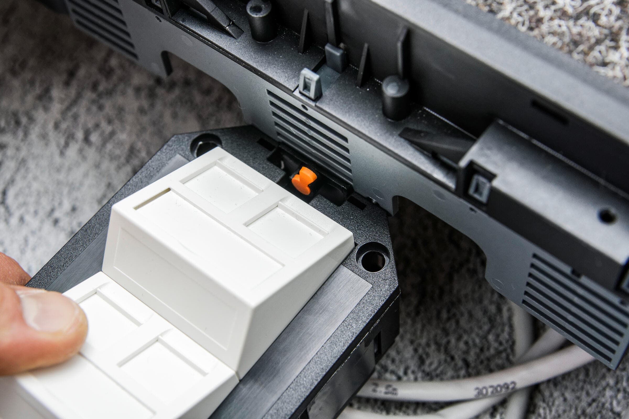 Insert the universal bracket