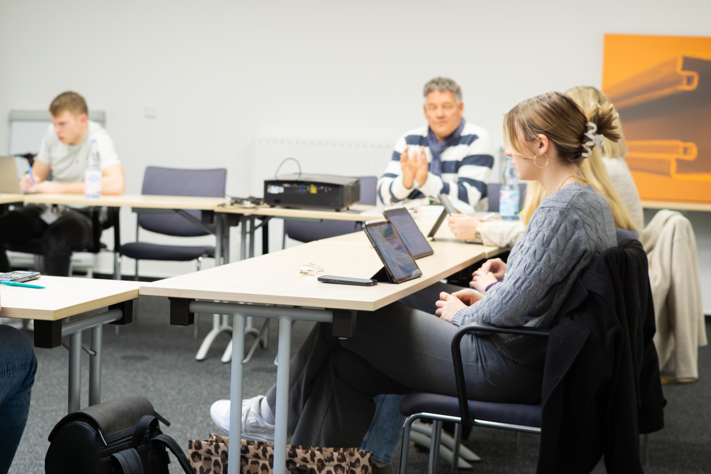 BU_Azubis_Ipad_Laptop