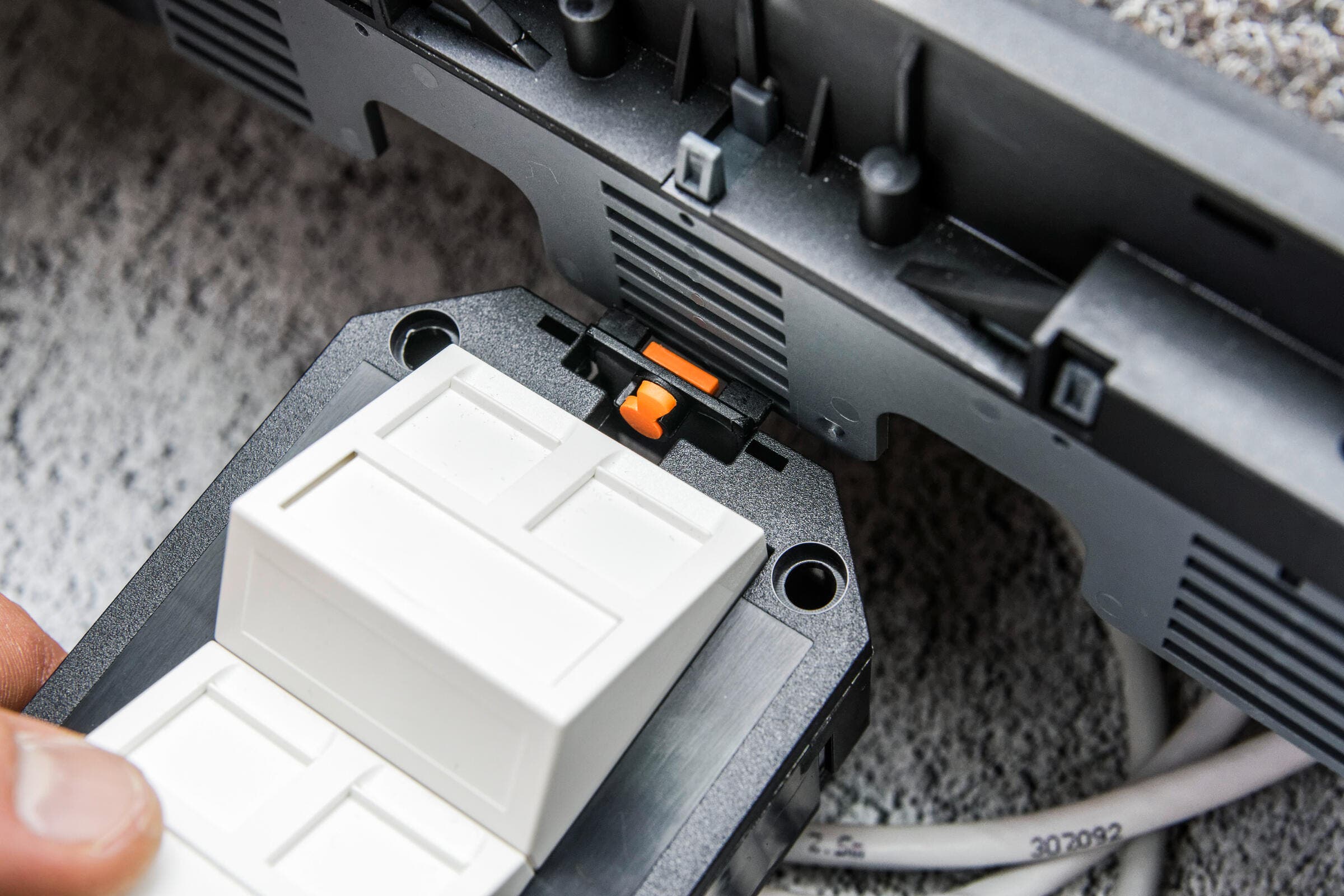 Insert the universal bracket