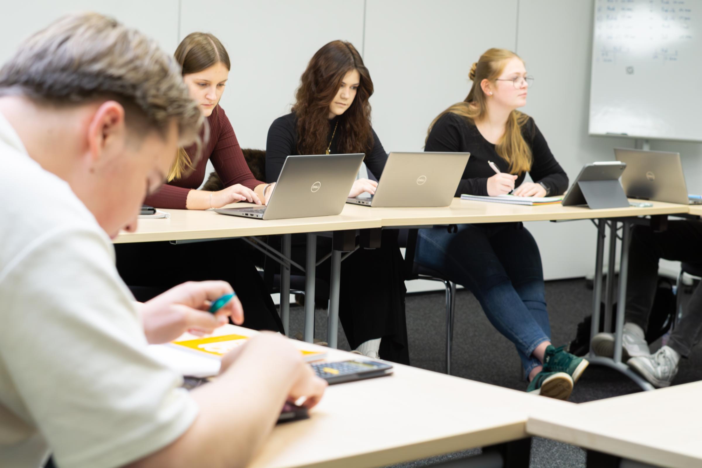 BU_Azubis_Ipad_Laptop