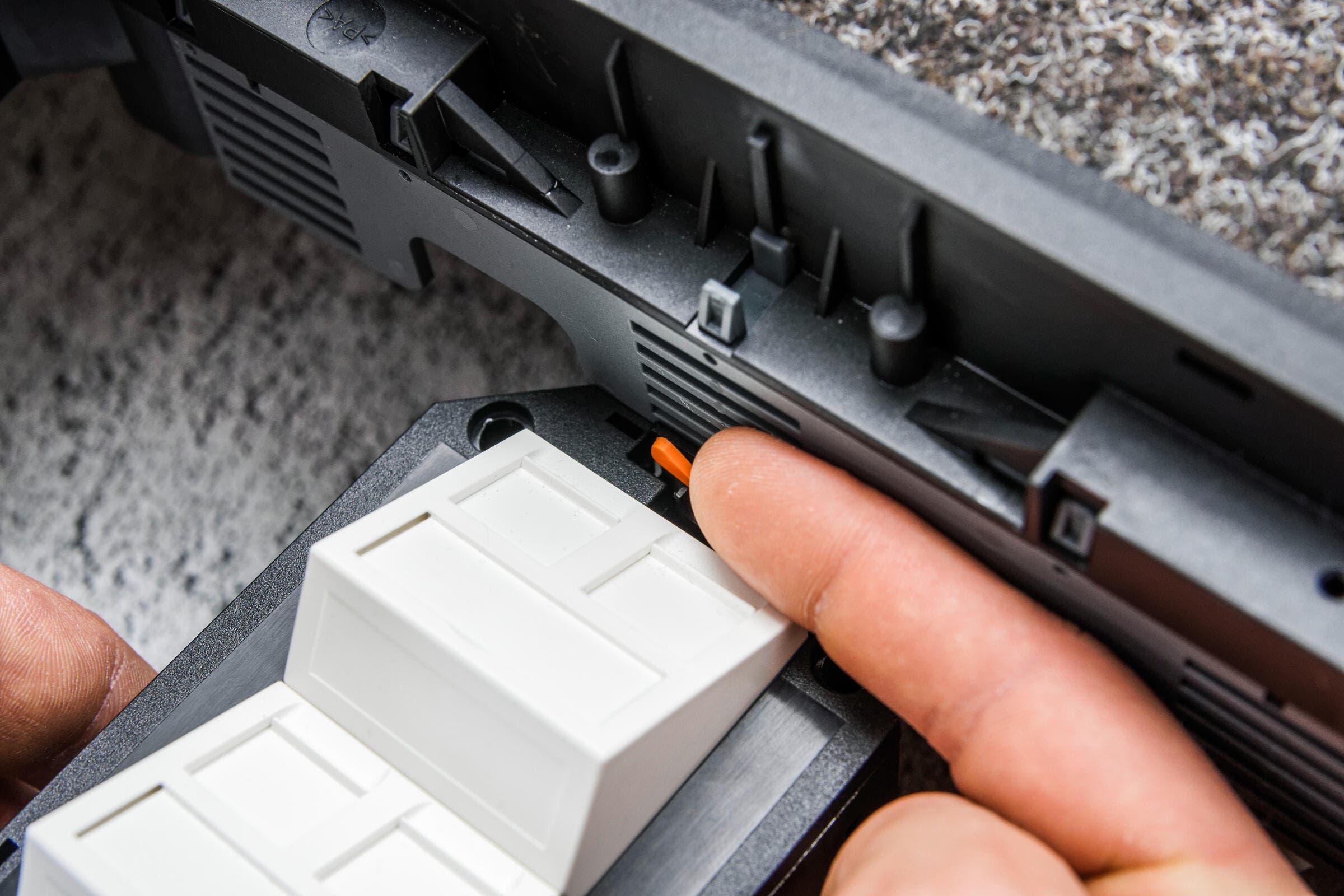 Insert the universal bracket